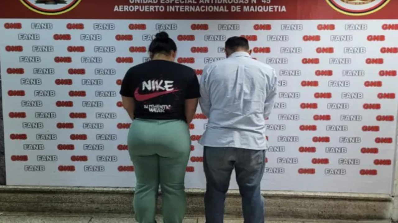 ¡PORTANDO MÁS DE 100 VISAS MEXICANAS FALSAS! Detienen a dos individuos en el Aeropuerto de Maiquetía