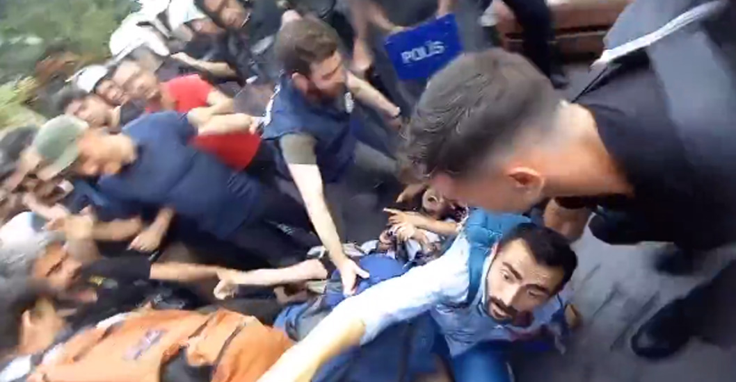 ¡SE ARMÓ EL DESPELOTE! Turquía: Al menos 200 arrestos durante la marcha del Orgullo Gay en Estambul (Video)