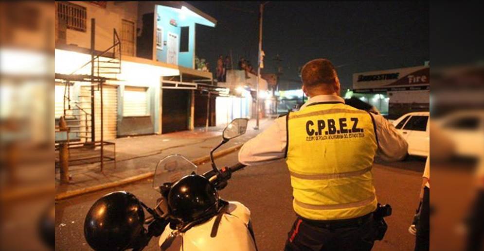 ¡PORQUE LE ‘MAMA GALLO’ AL CAER DE SU MOTO! Oficial del CPBEZ asesina a tiros a un muchacho en Idelfonso Vásquez